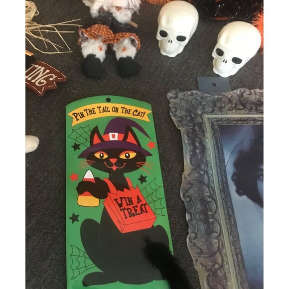 Halloween Decorations Lot Wreath Boo Sign Scary Photo Witch Bow Skulls & More - Picture 8 of 9